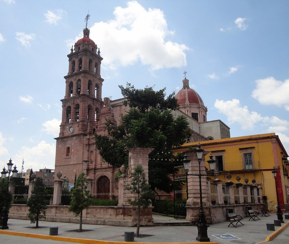 1200px-Parroquia_de_Santiago_Apóstol_-_Silao,_Guanajuato,_México.jpg