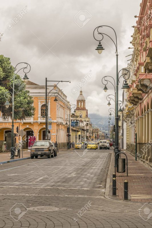 71286119-riobamba-ecuador-febrero-2106-escena-urbana-en-el-centro-histórico-de-la-ciudad-de-r...jpg