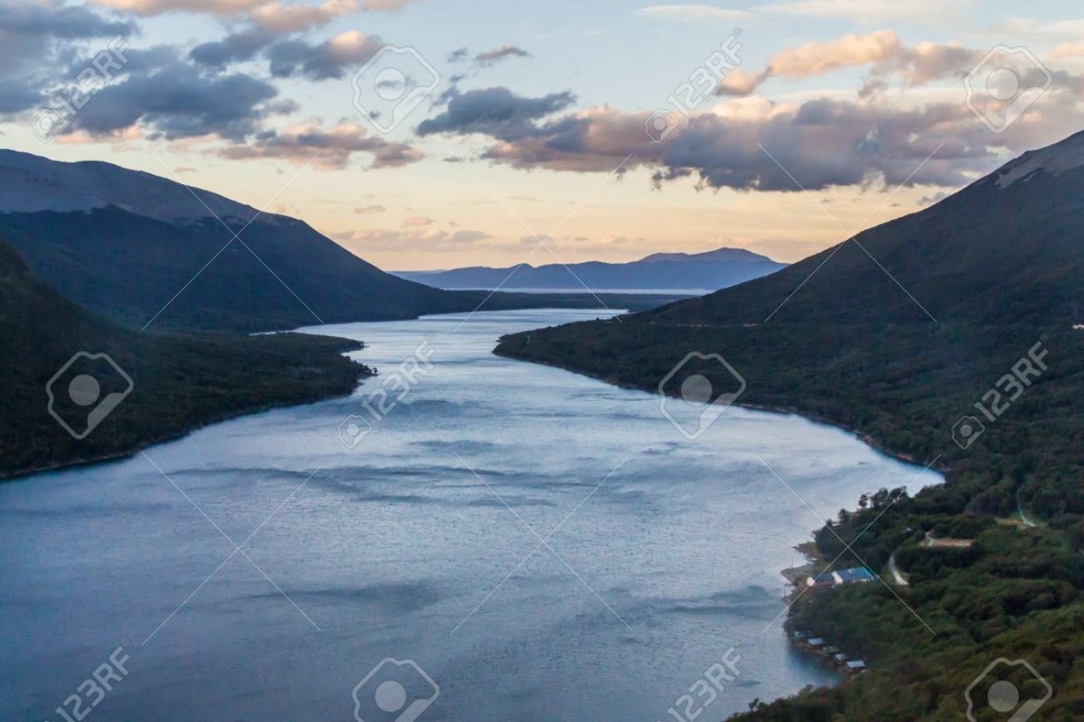 78680245-mountains-and-lago-fagnano-also-cami-lake-at-tierra-del-fuego-island-argentina.jpg