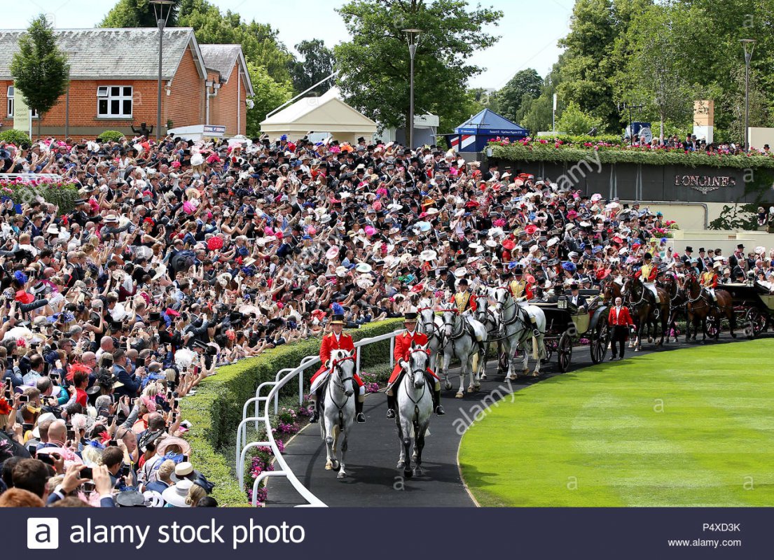 une-vue-generale-de-la-reine-elizabeth-ii-arrive-pendant-cinq-jours-de-royal-ascot-a-ascot-rac...jpg